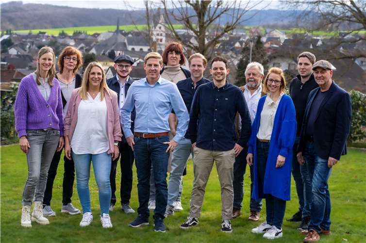 V.li. Johanna Jeub, Annette Lemoine, Sabine Durben, Kai grett, Christoph Schmitt, Alessandra Witsch, Andreas Schmitt, Christopher Jeub, Kluas-Peter Schmelter, Julia Doll, Philipp Dedenbach und Winfried Schuld. Quelle: SPD Niederzissen