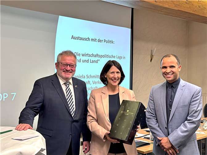 V.li. Johannes Lauer, Vorsitzender des Unternehmerverbands Handwerk Rheinland-Pfalz e.V.; Daniela Schmitt, Ministerin für Wirtschaft, Verkehr, Landwirtschaft und Weinbau des Landes Rheinland-Pfalz; Andreas Unger, Geschäftsführer des Unternehmerverbands Handwerk Rheinland-Pfalz e.V. Quelle: UVH-Unternehmerverband Handwerk