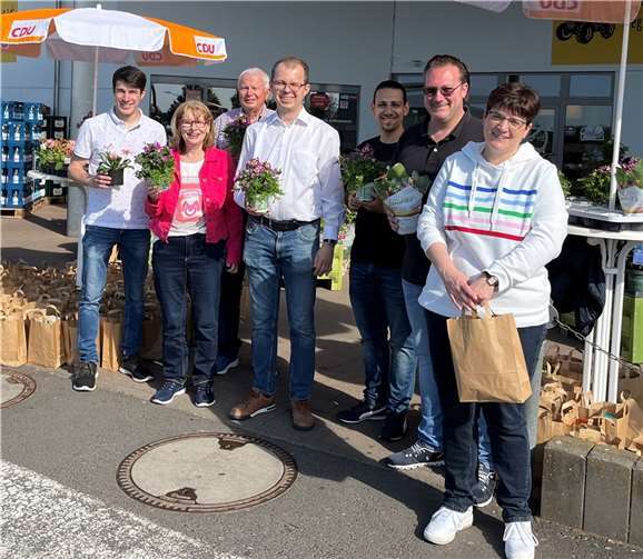 V.li. Jonas Weber, Rosi Augel, Anton Reiter, David Kubis, Evanggelos Pechlivanidis, Gino Gilles und Michaela Reiter.  Quelle: CDU Polch