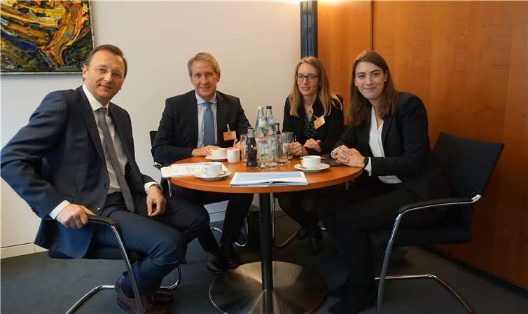 Thema Ultranet wird auch in der Region kontrovers diskutiert V.li. Josef Oster im Gespräch mit Dr. Hans-Jürgen Brick sowie Joelle Bouillon und Simone Ertel.privat