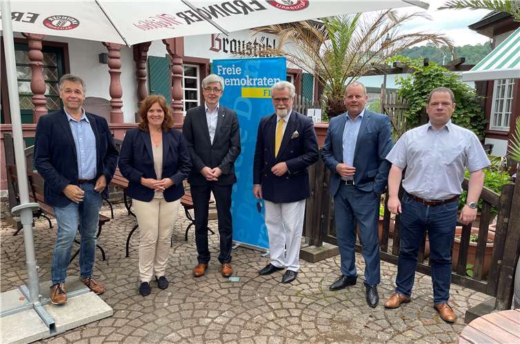 V.li. Josef Scherkenbach (Schriftführer), Sandra Weeser, Sven Schillings (Kreisvorsitzender), Herbert Mertin, Christoph Schöll (1. stellv. Vorsitzender) und Michael Vogt (Schatzmeister). Quelle: FDP Koblenz