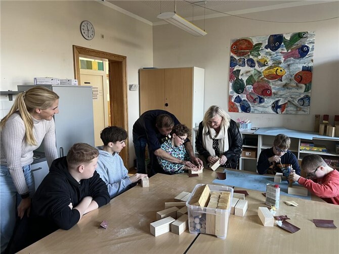 V.li. Judith Wirth (Konrektorin Realschule), René Hofmann (Lehrer der Förderschule), Anja Mönch (Geschäftsführerin Herz-Jesu-Haus).