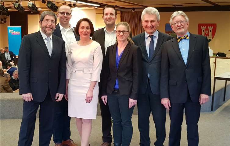 V.li. Jürgen Peter, bisheriger Kreisvorsitzender und neuer Kreisschatzmeister; Jörn Freynick, MdL und neuer stellvertretender Kreisvorsitzender; Nicole Westig, MdB und neue Kreisvorsitzende; Richard Müller, bisheriger stellvertretender Kreisvorsitzender; Jana Rentzsch, wiedergewählte stellvertretende Kreisvorsitzende; Andreas Pinkwart, Wirtschaftsminister des Landes NRW und Karl-Heinz Lamberty, Vorsitzender der FDP-Kreistagsfraktion.privat