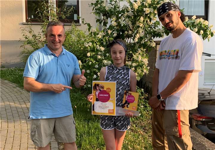 V.li. Jürgen Wilhelm – Leiter DAK-Gesundheit Koblenz, Anna Gorte – Siegerin aus Koblenz, Gabriel Hermes – Tanzcoach aus Weißenthurm.Foto: privat
