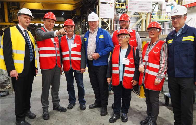 Aleris setzt auf den Standort Koblenz V.li. Jürgen Witt (Director, Technical Services), Josef Oster (MdB), Herbert Dott (Ortsvorsteher Kesselheim und Stadtrat Koblenz), Dr. Mathias Monjé (VP Operations ARPG & ACGG), Patrick Becker (Team Oster), Anne Schumann-Dreyer (Fraktionsvorsitzende Stadtrat Koblenz), Sandra Hürter (Team Oster) und Roland Leder (VP Chief Financial Officer).Foto: privat
