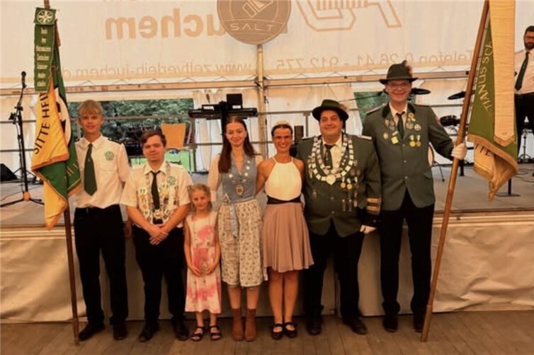 V.li. Jugendfähnrich Fabian Klöckner, Jungschützenkönig Nicklas Schmidt, Bambiniprinzessin Lena Kaul, Schülerprinzessin Julina Kaul, Schützenkönigspaar Katrin und Stephan Kaul, Fähnrich Torsten Stein.