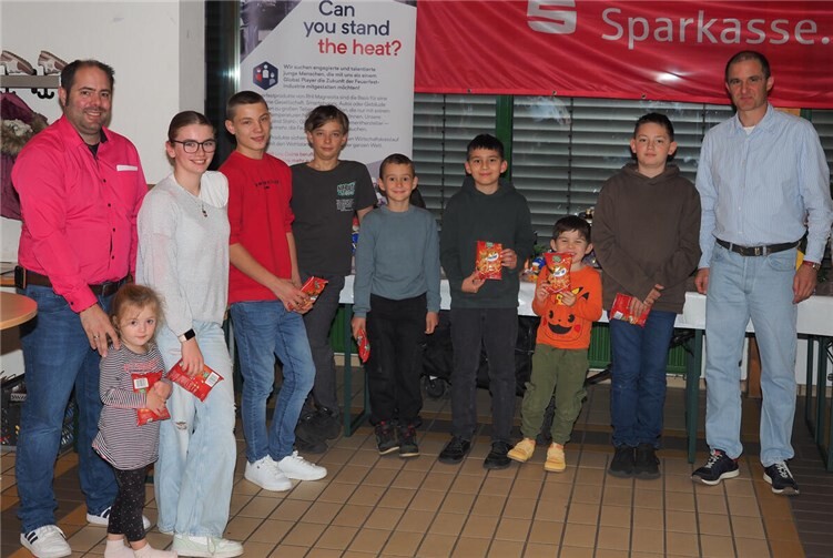 V.li. Jugendwart Oliver Erben, aktive Kinder und Jugendliche, Vorsitzender Thomas Höfer. Fotos: Anglerclub Geduld Urmitz/Rhein 1923