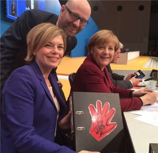 V.li.: Julia Klöckner übergab den Ordner "Rote Hände" der IGS Zell an Bundeskanzlerin Angela Merkel.privat