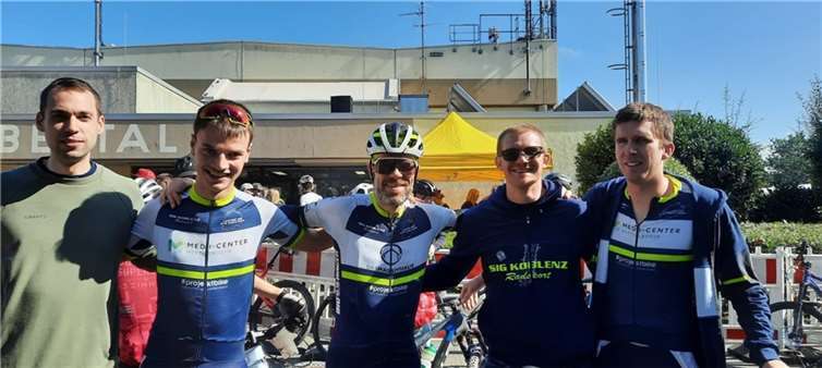 V.li. Julian Witt, Julian Griebel, Klaus-Jörg Marzina, Betreuer Philipp Specht, Marco Sieler. Foto: privat