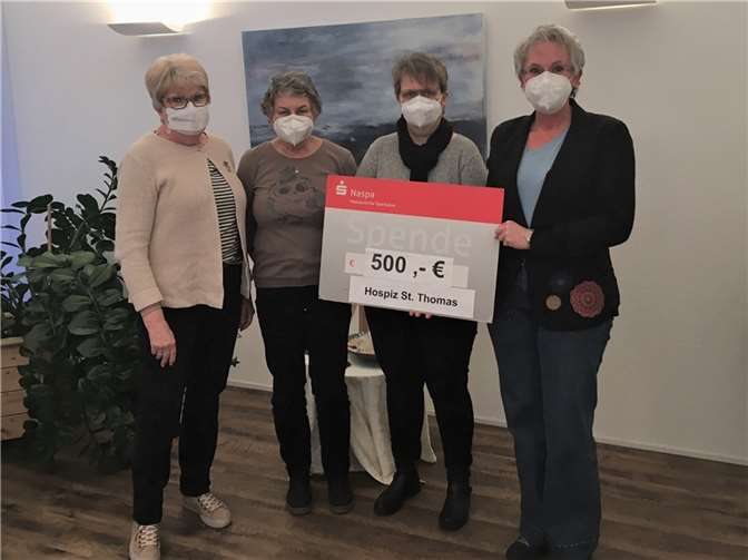 V.li. Juliane Thomas, Bärbel Neel und Antje Kaiser überreichen den Spendenscheck an Eva-Maria Hebgen. Foto: DGKK