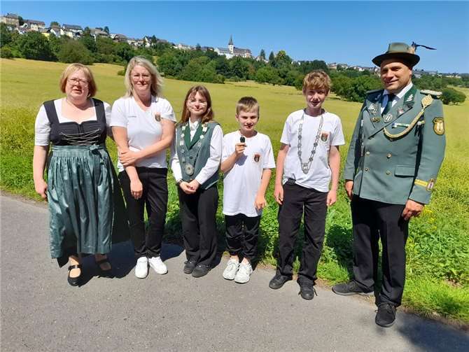 V.li. Jungschützenmeisterinnen Bianca Osiecki und Cynthia Mauermann, Prinzen Phenice Wittig, Conner Wittig und Fabian Schmidt, BrM Christoph Nolden.
