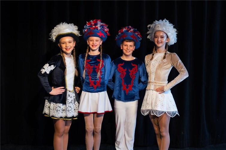 V.li. Juniorensolo Hanna Zenzen, Kindertanzpaar Emily Wieczorek & Fabian Alsbach, amtierendes Solomariechen Anna Maria Hamm.