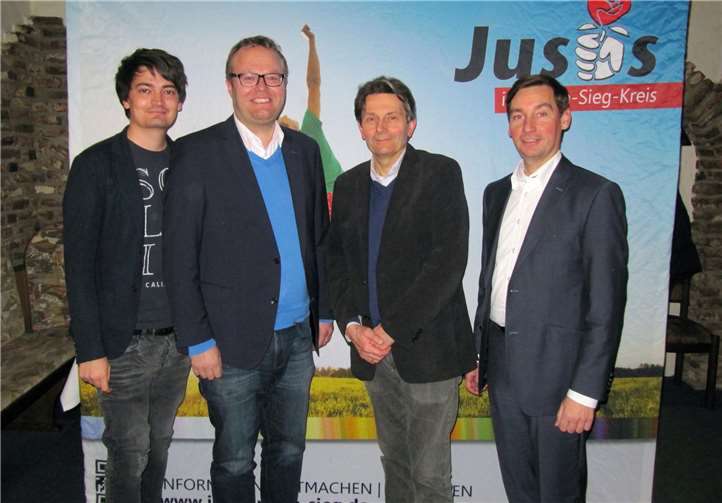 V.li. Juso-Kreisvorsitzender Mario Dahm, Landtagskandidat Folke große Deters, Rolf Mützenich MdB und Sebastian Hartmann MdB.privat