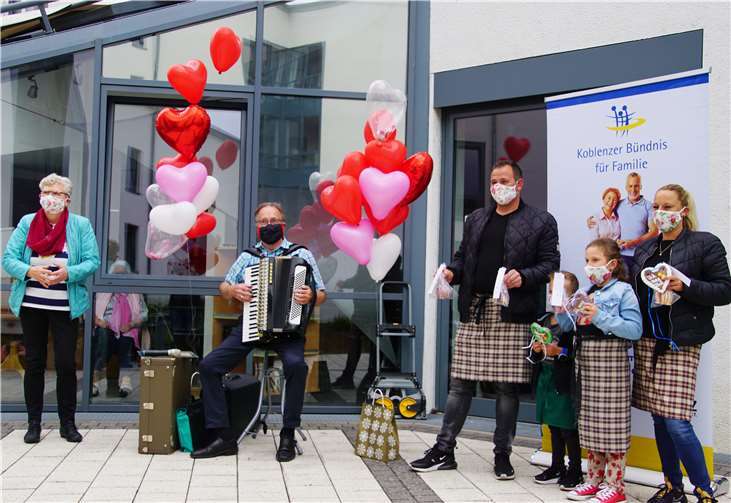 V.li. Jutta Kettermann (Heimleitung), Willi Elzsowie die Familie Patrick von Strünck. Quelle: Koblenzer Bündnis für Familie