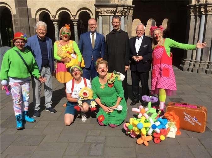 V.li. Jutta Schuster, Francien Klein, Bärbel Rosner, Sylvia Siener, Daniela Hoffmann von den „Klinikclowns Koblenz“, LC Sekretär Friedhelm Seul, Schatzmeister Christoph Helling,PP Hubert Breitbach und Prior Administrator Pater Petrus von der Benediktinerabtei. Foto: LC Lacher See