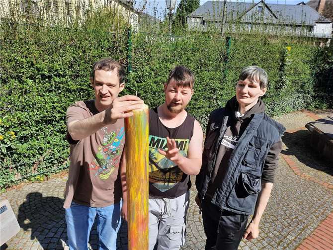V.li. K. Monseur, J. Schütz, F. Schneider mit der Osterkerze.  Foto: M. Ruedin