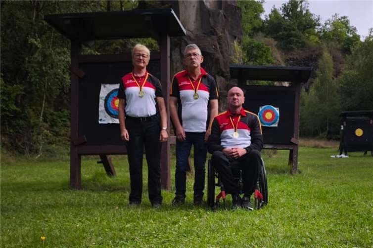 V.li. Karin Abel, Karl-Heinz Müller und Waldemar Diener.  Fotos: Mayener Bogenschützen