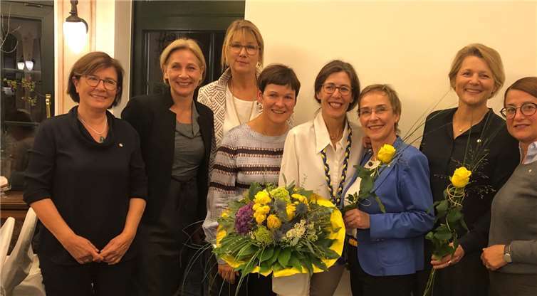 V.li. Karin Schüller (Schatzmeisterin), Nicole Heuft-Lubberich, Christa Vohl (Vizepräsidentin), Beate Unger, Juliane Berg (Präsidentin), Gudrun Paul, Regina Immes, Verena Wiedenhues.Quelle: Soroptimist International Club Koblenz