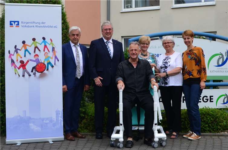 V.li. Karl Mohr, Direktor des Regionalmarkts MittelrheinMosel der Volksbank RheinAhrEifel und Bruno Jaeger, Stiftungsmanager der Bürgerstiftung der Volksbank RheinAhrEifel, übergeben einen Gehwagen an die Vertreter des Fördervereins des Seniorenzentrums St. Peter Mülheim-Kärlich Oswald Senner, Ursula Ewens, Ulla Seidel und Yvonne Schäfer.privat