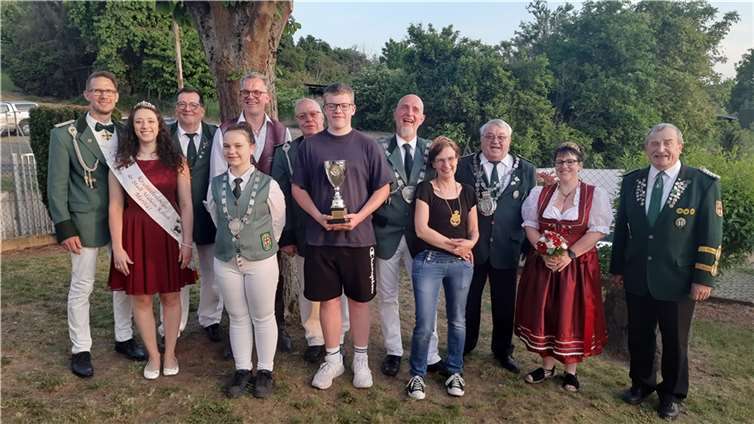 V.li. Kassierer Timo Kaltenborn, Kirschblütenkönigin Marina Ebeling, 1. Brudermeister Dieter Maurer, Schülerprinzessin Jule Cebula, Stadtbürgermeister Gerd Harner, 2. Brudermeister Heinz Buch, Bürgerkönig Benedikt Beck, König Gernot Meyer mit Königin Sylvia, das Kärlicher Königspaar Hans Balmes und Ellen Baulig, Brudermeister der Kärlicher Schützen Karl-Heinz Flöck. Quelle: Schützenbruderschaft Mülheim