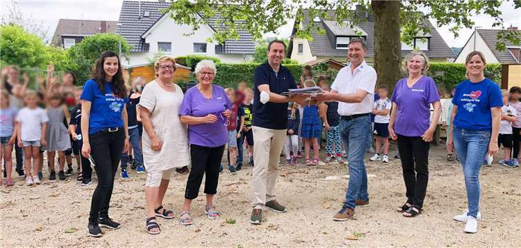 V.li. Katharina Geil, Cäcilie Kühn, Gitti Knipp, Schulleiter Peter Degen, Markus Ohlig, Anita Kirschner und Nicola Lunnebach.Foto: privat