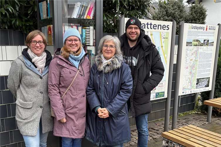 V.li. Katteneser Bücherpaten Carolin Zidar, Nathalie Langen, Ruth Schmitt und Christian Schmitt. Foto: Johannes Liesenfeld