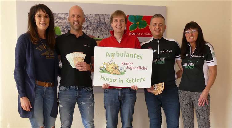 V.li. Kerstin Brod, Patrick Klein, Dirk Griesel vomKinderhospiz Koblenz, Ronny Schöniger und Susanne Schlabow. Foto: privat