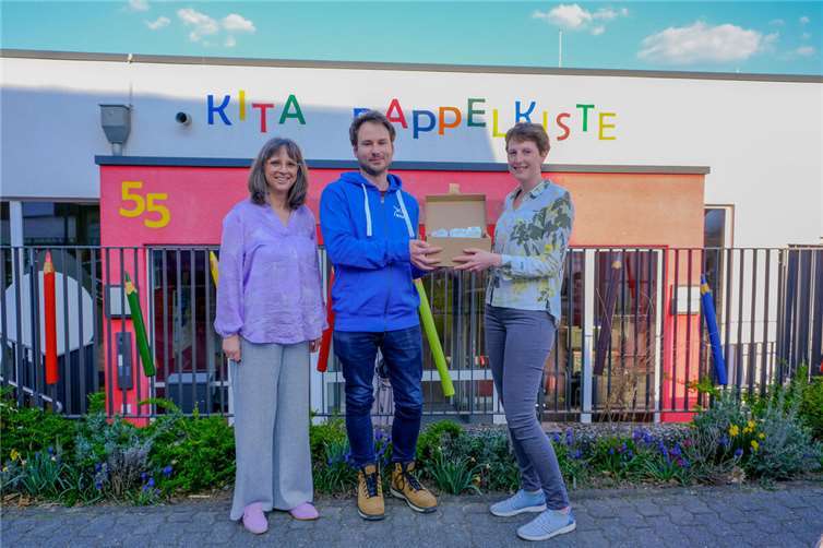V.li. Kerstin Tourbier – Leiterin KITA Rappelkiste, Julian Müller – Stellvertr. Vorsitzender NABU Koblenz und Umgebung, Sabrina Böhme – Vorsitzende des Fördervereins der städtischen Kindertagesstätte Gülser Rappelkiste e.V. Foto: NABU Koblenz und Umgebung