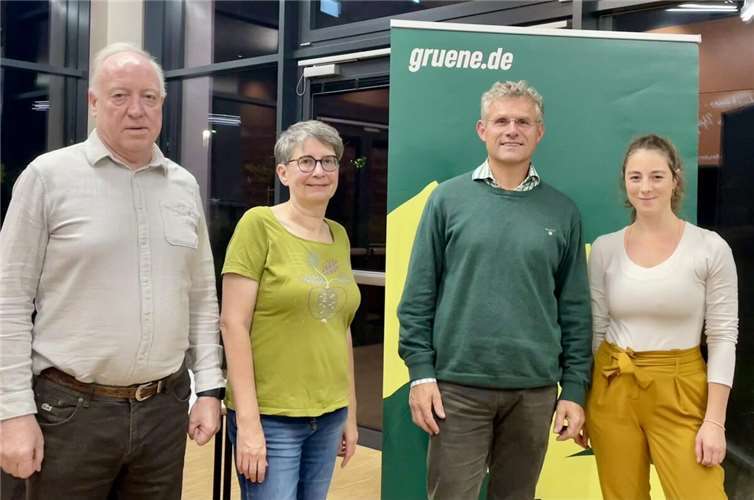 V.li. Klaus Meurer (Sitzungsleitung), Birgit Meyreis (Schriftführung), Martin Ibald (Direktkandidat) und Carolin Konopka (B-Kandidatin).  Foto: Christiane Blankenstein