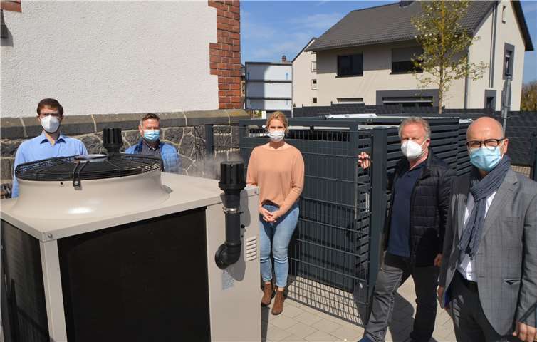 V.li. Klimaschutzmanager Helge Lippert, Schulleiterin Anna Kollmann, Bautechniker Jürgen Pulger Ortsvorsteher Karl-Josef Weber und Oberbürgermeister Dirk Meid.Foto: Jaqueline Blang/ Stadt Mayen