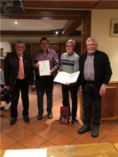 V.li. Kreisvorstandsmitglied Karl-Hein Müller, Peter Urwer, Hans Schmalebach und 1. Vorsitzender Hans-Lorenz Becher.  Quelle: MGV Weitersburg