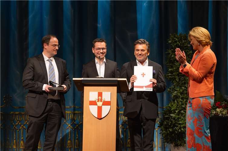 V.li.: Kulturdezernent Ingo Schneider, Oberbürgermeister David Langner, Preisträger Thomas Anders, Laudatorin Julia Klöckner.Foto: Tobias Vollmer