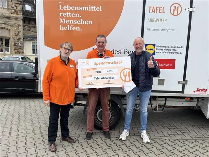 V.li. Kuno Herschenbach, Detlef Weinert & Olaf Wulf bei der Spendenübergabe an einem der Fahrzeuge aus dem notwendigen Fuhrpark. Foto: Viktoria Hoffmann