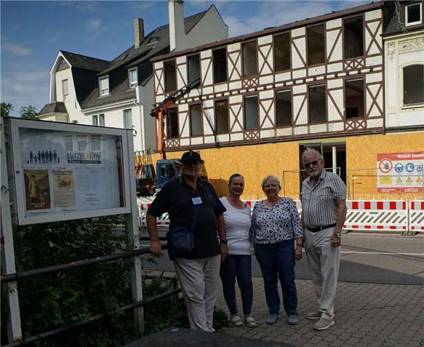 V.li. Kurt Vogel, Renate Weber, Ellen Wienen, Werner Weber vor dem ehemaligen Gebäude der Metzgerei Hammermann (zur Zeit im Abriss). Foto: