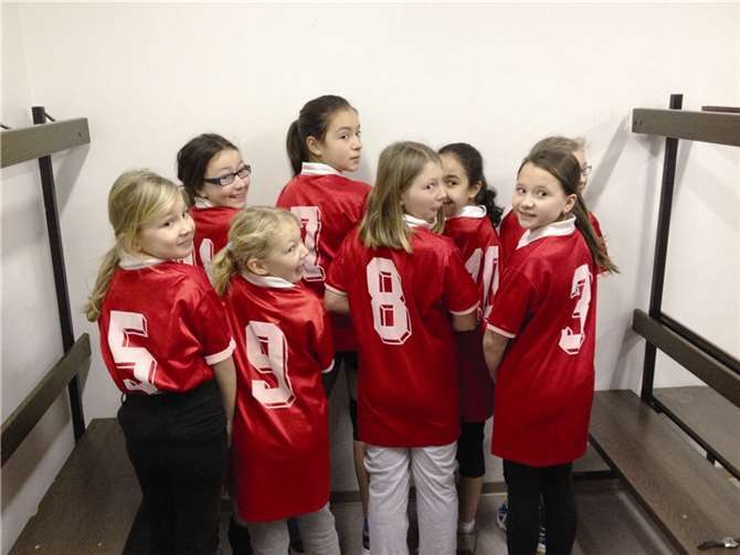 V.li. - LAF Sinzig U13w: Elena Füllmann, Franziska Deurer, Henriette Deurer, Erika Poliscuk, Sonja Dickopf, Sara Messaoudi, Alina Skok und etwas verdeckt Emelie Siebrecht. privat