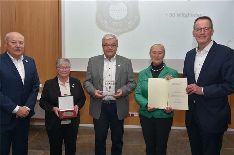 V.li. LSB-Präsident Bärnwick, Schatzmeisterin Elke Kliebisch, Ehrenvorsitzender Gerd Kliebisch, Präsidentin SBR Frau Sauer, Sportminister Ebling. Quelle: LSB/Heinze