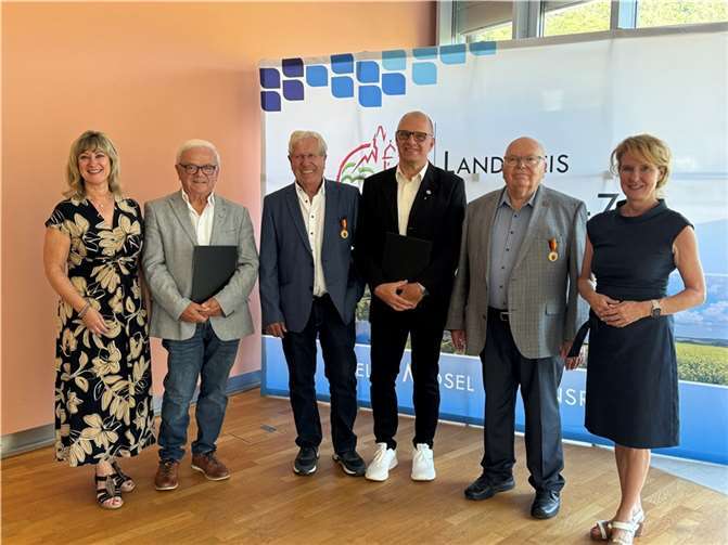 V.li. Landrätin Anke Beilstein, Klaus Hoffmann, Alfred Kaspari, Dieter Laux, Gerhard Schommers und Staatssekretärin Heike Raab.  Foto: Andrea Ney/Kreisverwaltung Cochem-Zell