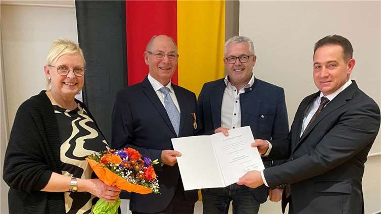 V.li. Landrätin Dorothea Schäfer (Kreisverwaltung Mainz-Bingen), Dipl.-Ing. Jürgen Hansen, Bürgermeister Albert Jung (Verbandsgemeindeverwaltung Kaisersesch) und Präsident Prof. Dr. Hannes Kopf (Struktur- und Genehmigungsdirektion Süd). Foto: Kreisverwaltung Mainz-Bingen