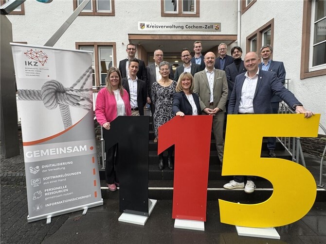 V.li. Landrätin Julia Gieseking (Landkreis Vulkaneifel), Landrätin Anke Beilstein (Landkreis Cochem-Zell) und Landrat Andreas Kruppert (Ei¬felkreis Bitburg-Prüm) freuen sich über den Start des gemeinsamen 115-Servicecenters Eifel-Mosel-Hunsrück. Foto: Brian Beals/Kreisverwaltung Cochem-Zell