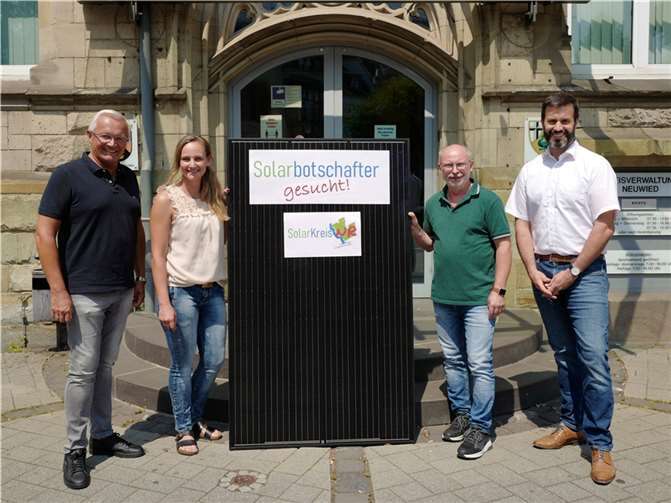 V.li. Landrat Achim Hallerbach, Klimaschutzmanagerin Janine Sieben, Solarbotschafter Frank Röder und Christian Weber von der Syna, präsentierten vor zwei Monaten den Start des „Solarbotschafter-Projekts“. Nun beraten schon 20 Solarbotschafter aus dem Kreis zum Thema Photovoltaik. Quelle: Kreis Neuwied