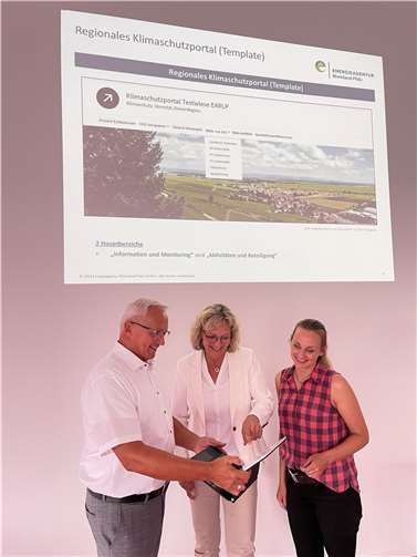 V.li. Landrat Achim Hallerbach, Sabine Schneider (Regionalmanagerin der Energieagentur Rheinland-Pfalz) und Janine Sieben (Klimaschutzmanagerin Kreis Neuwied) sind begeistert vom neuen Klimaschutzportal, welches voraussichtlich ab 2024 online gehen wird.  Foto: Martin Boden/Kreisverwaltung Neuwied