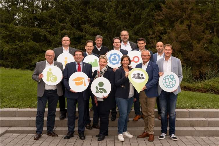 V.li. Landrat Dr. Peter Enders (AK), Martin Reitz (KHS RWW), Landrat Jörg Denninghoff (RLK), Ulf Hoffmann (KHS MR), Landrat Achim Schwickert (WW), Tanja Steeg (WFG RLK), Harald Schmillen (WFG NR), Richard Hover (IHK-RGS Montabaur), Katharina Schlag (WFG WW), Dominik Mono (Agentur für Arbeit NR), Landrat Achim Hallerbach (NR), Elmar Wagner (Agentur für Arbeit Montabaur), Lars Kober (WF AK). Quelle: Wirtschaftsförderungsgesellschaft Westerwaldkreis mbH