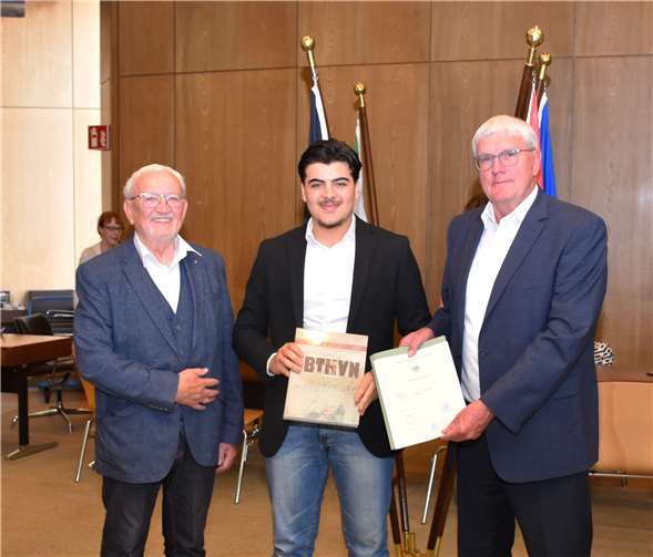 V.li. Landrat Sebastian Schuster, Hamza Elias und Ludwig Neuber, Neubürgerbeauftragter des Rhein-Sieg-Kreises. Quelle: Rhein-Sieg-Kreis