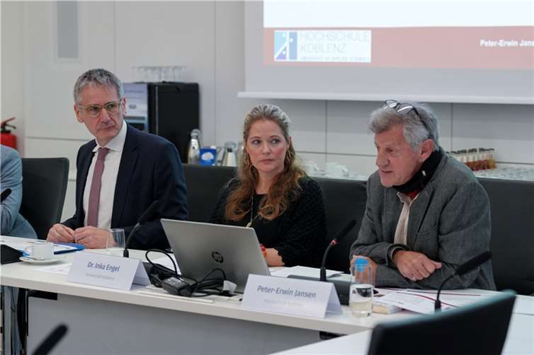 V.li. Landtagspräsident Hendrik Hering, Dr. Inka Engel und Peter-Erwin Jansen stellten die Forschungsergebnisse im rheinland-pfälzischen Landtag vor.  Foto: Landtag Rheinland-Pfalz