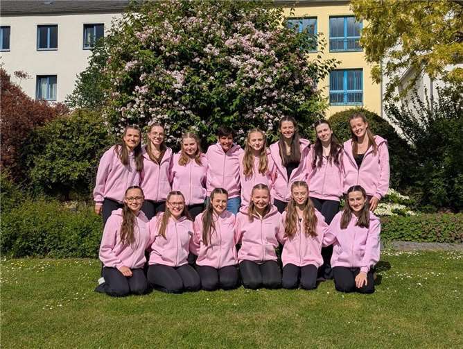 V.li. Lara Herzog, Emma Lembgen, Xenia Häuber, Vivien Dix, Miriam Wolke, Luisa Schmitt h.l.: Lizzy Theisen, Laurina Berisha, Olivia Dix, Alexandra Huiskens, Charlotte Neander, Greta Häring, Liv Kalter, Jilina Weber. Foto: Christina Neander