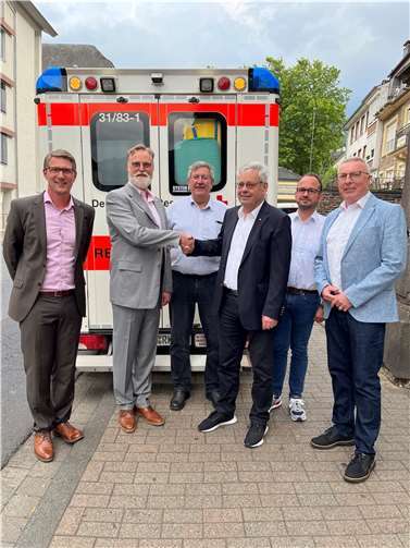 V.li. Lars Fischer, Rainer Brauburger, Stadtbürgermeister Walter Schmitz, DRK Kreisverband Präsident Dr. Klaus-Peter Balthasar, DRK Kreisverband Schatzmeister Marco Steuer, Kreisbeigeordneter Bernd Schuwerack bei der Verabschiedung des Kreisgeschäftsführers. Quelle: DRK Kreisverband Cochem-Zell e.V.