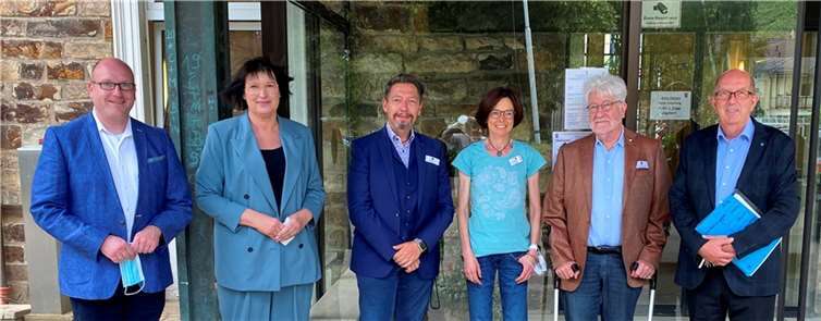 Mitglieder des Arbeitskreises „Soziales“ des Landtages zu Besuch V.li. Lars Rieger, MdL, Anette Moesta, MdL, Wolfgang Fobes, Pflegedirektor, Dr. Katharina Scharping, Chefärztin, Dr. Christoph Smolenski, Geschäftsführer, Michael Wäschenbach, MdL. Quelle: Dr. von Ehrenwall´sche Klinik