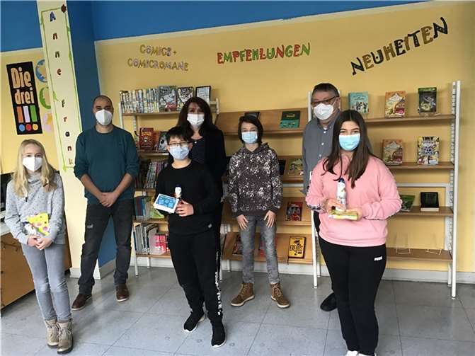 V.li. Laura Born Klasse 6c), Sven Albert, Elvin Dreshi (Klasse 6a), Kerstin Dosch, Lennart Warmuth (Klasse 7a), Ernst-G. Carstensen und Amina Isenaj (Klasse 6b).Foto: privat