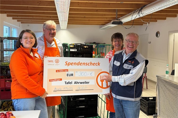 V.li. Laura Dedenbach, Dieter Hellmich, Ulrike Unkelbach-Müller und Helmut Krämer bei der Spendenübergabe in den Räumlichkeiten der Tafel Ahrweiler.