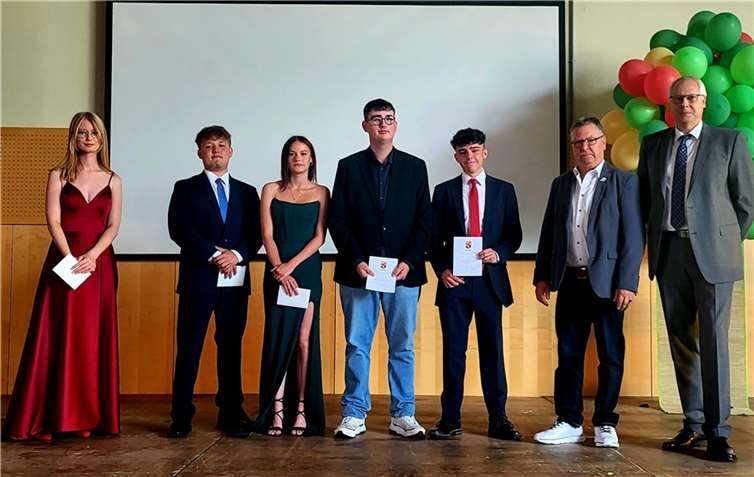 V.li. Lea Stopfer, Jonas Urner, Nora die Gloria, Justin Gregor, Raul Carillo Cabello, Winfried Erbar und Gerhard Müller. Foto: Anja Wilberg